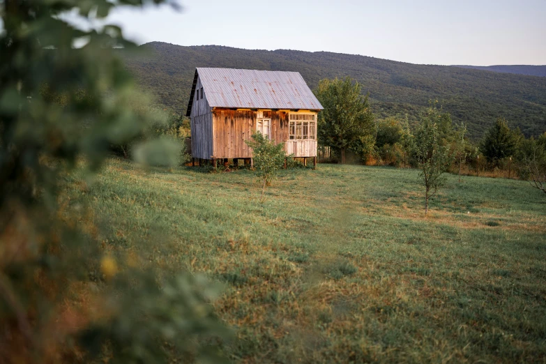 an old building is standing alone in the grass