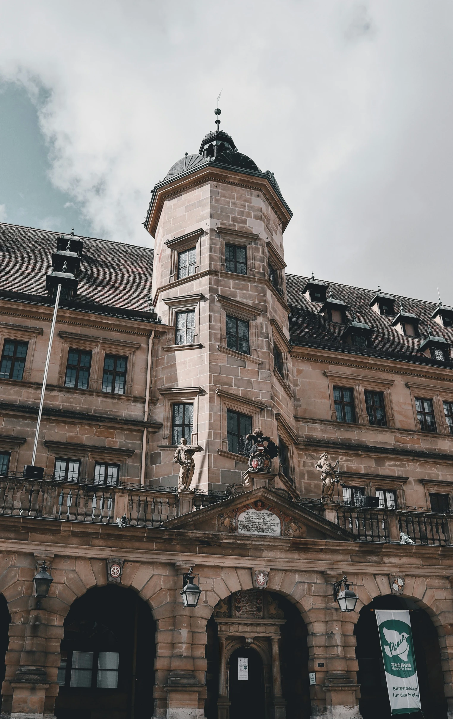 an ornate building is sitting on the corner