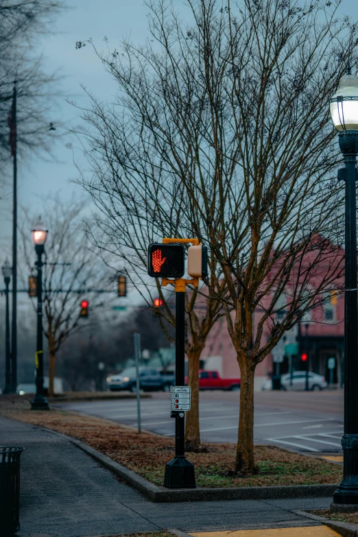 there is a traffic light that is yellow and red