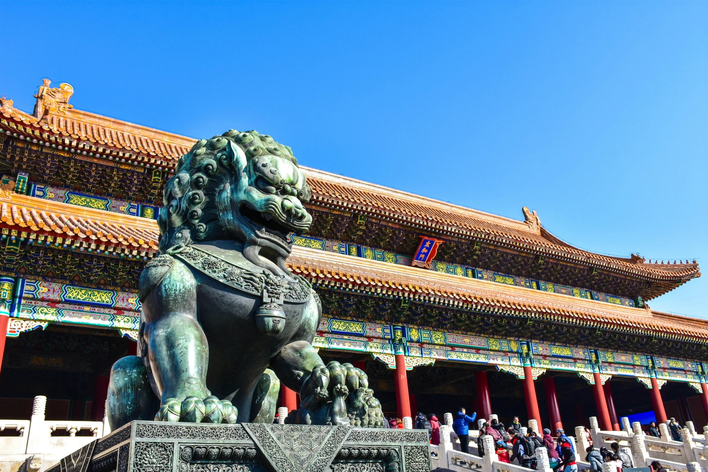 the chinese building is decorated with lion statues