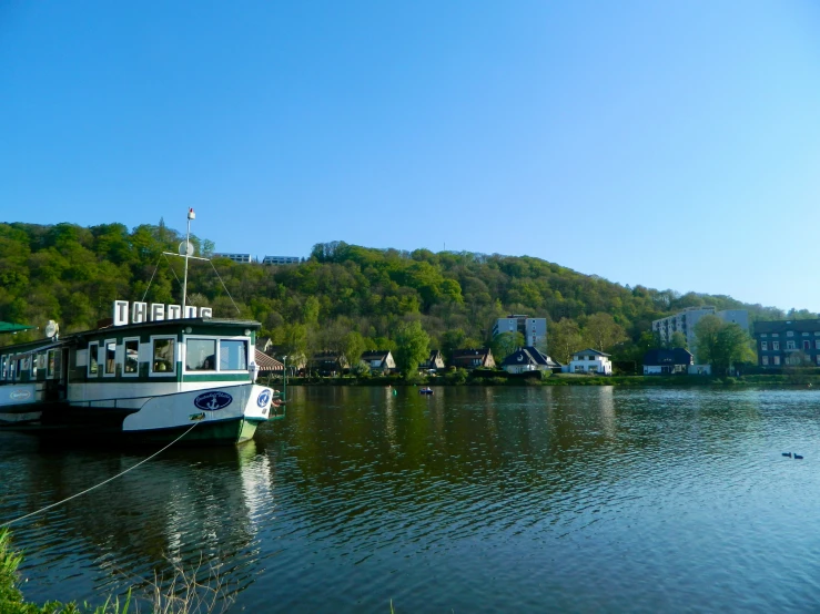 a small boat tied to the water near buildings