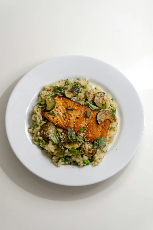 a bowl of food sits on top of the table