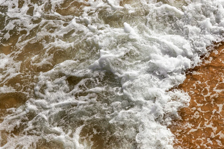 a picture of the water and sand that is covering it