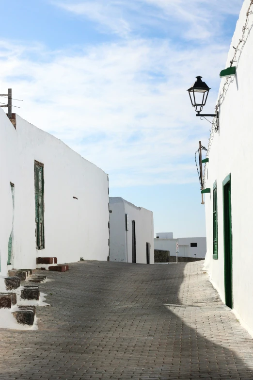 a very narrow sidewalk between two buildings