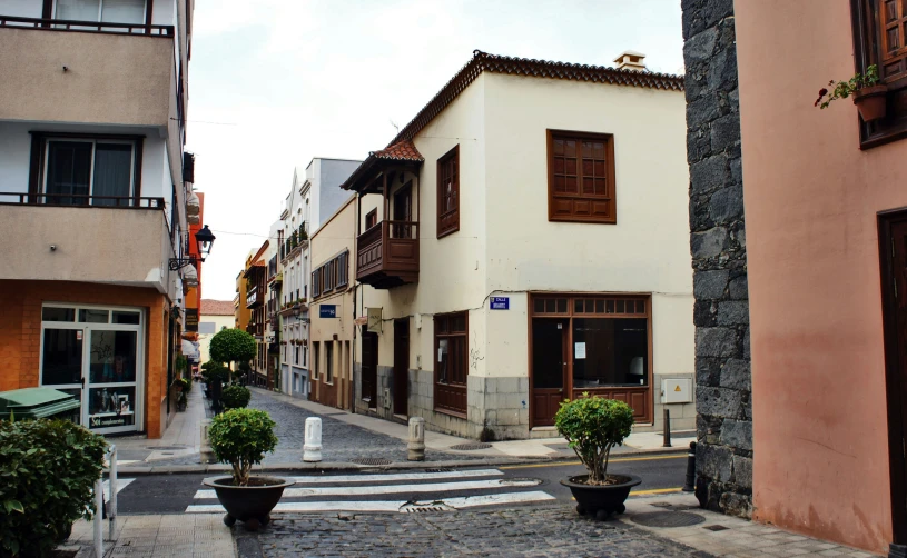 there is an empty street with buildings and a crosswalk