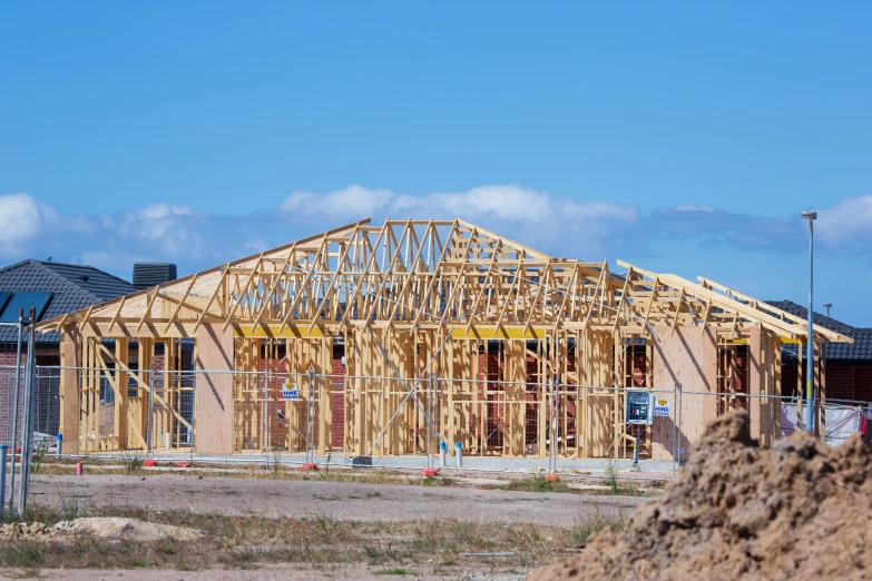 a building is being built outside with some sky in the background