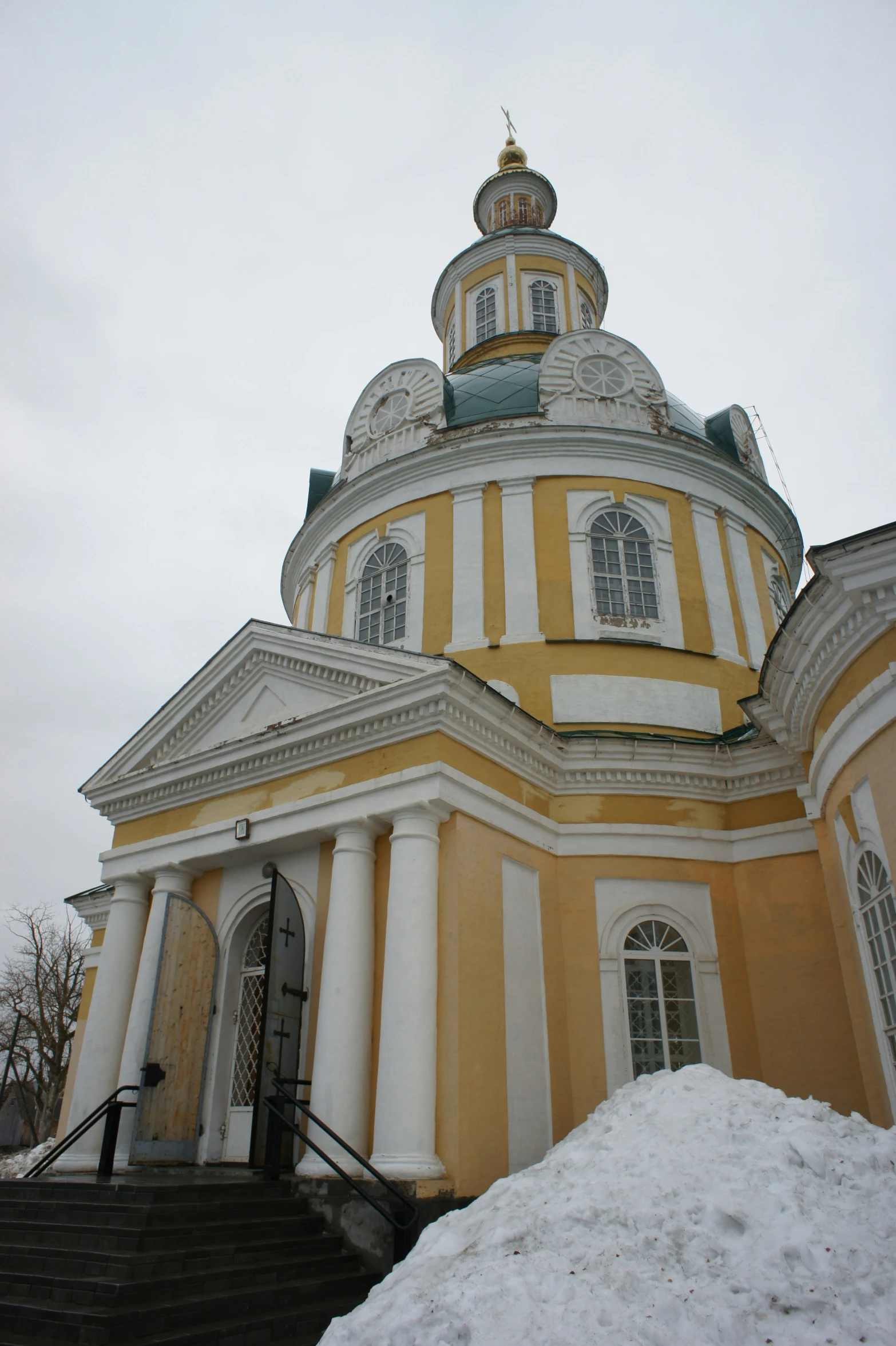 a building that has an arched window on the top