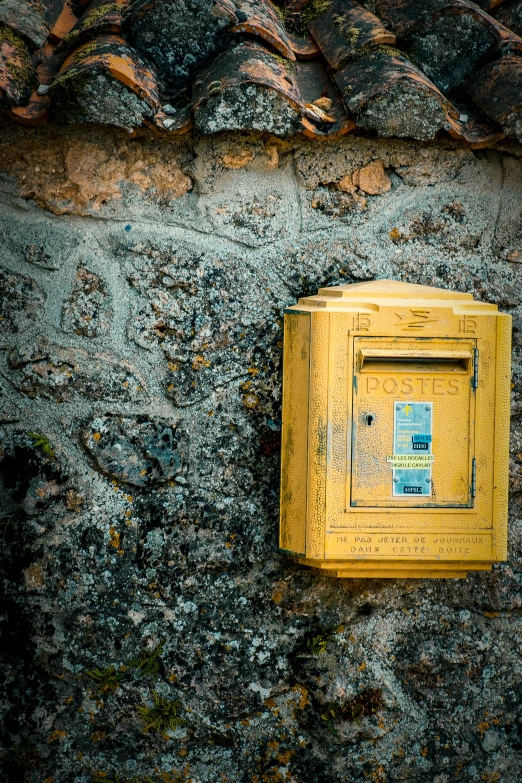 a picture of an old box sitting on the ground