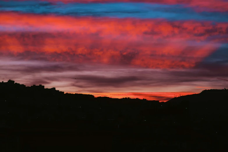 the red sky shows just soing interesting on this sunset