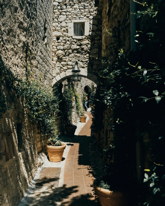 a narrow street is shown in a stone building