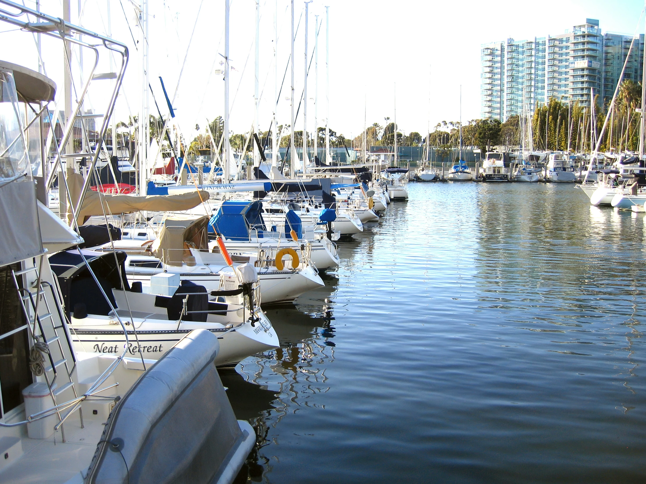 many small boats in the water next to each other