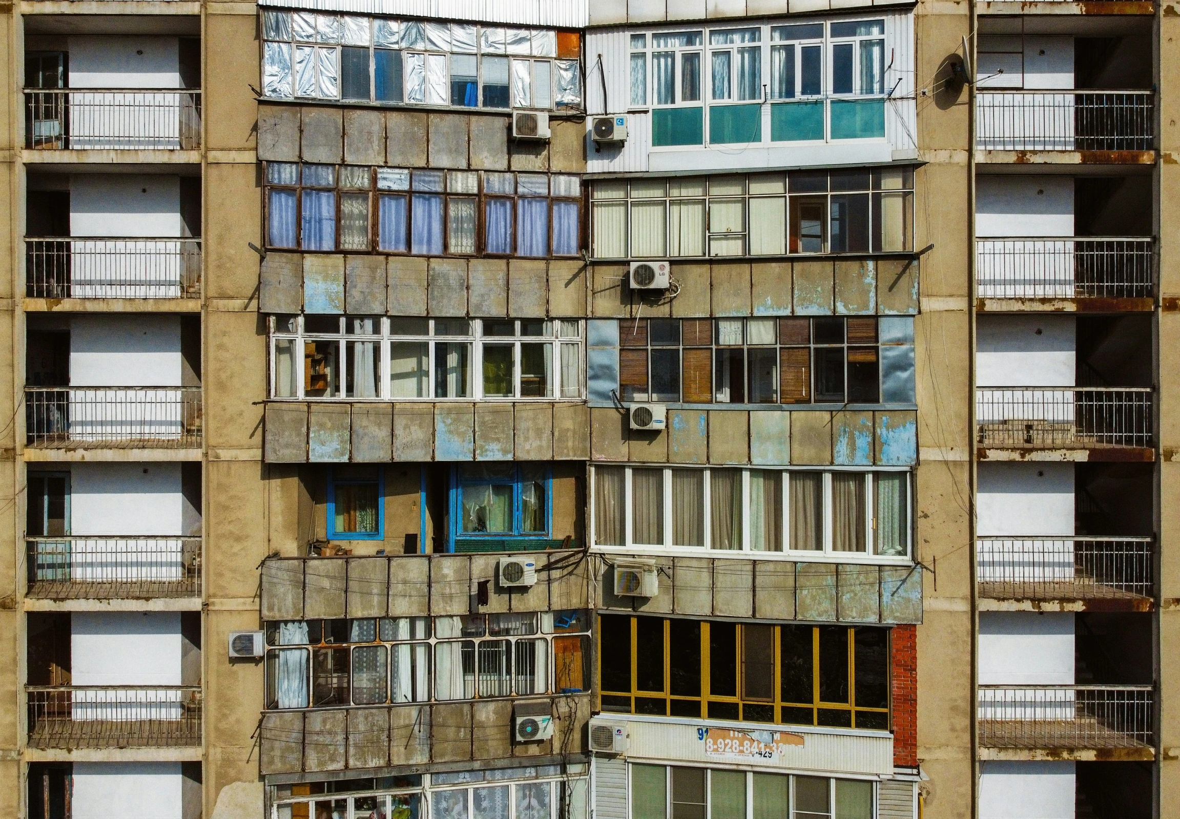 multiple windows on the side of the apartment building