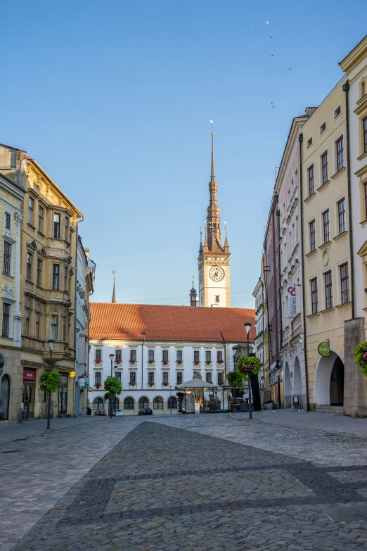 an outside courtyard in a city with many buildings