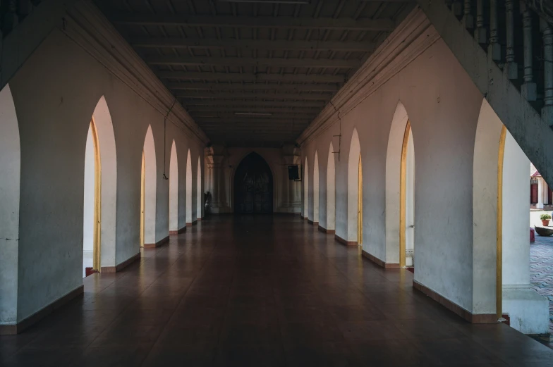 a row of white pillars sitting next to each other