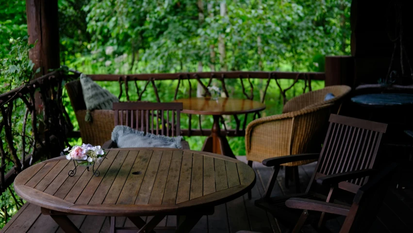 table and chairs on the deck are full of flowers