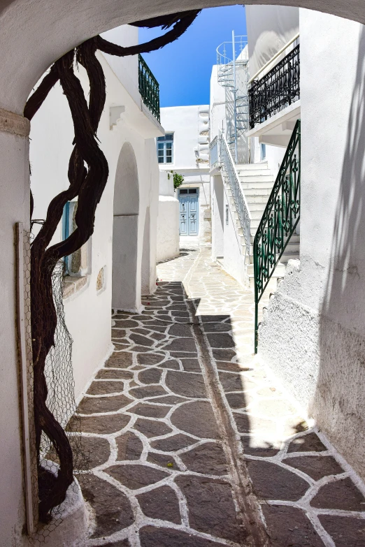 an alley way leading to some white buildings