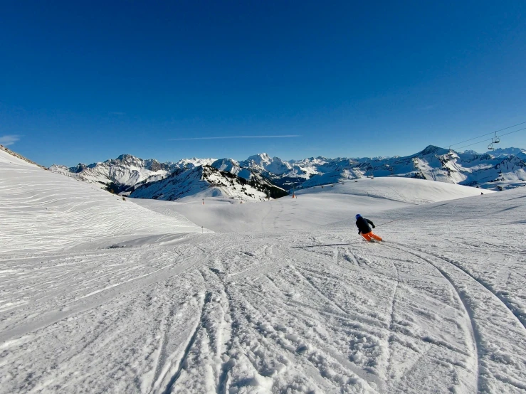 the sky looks over the top of the snowy mountain