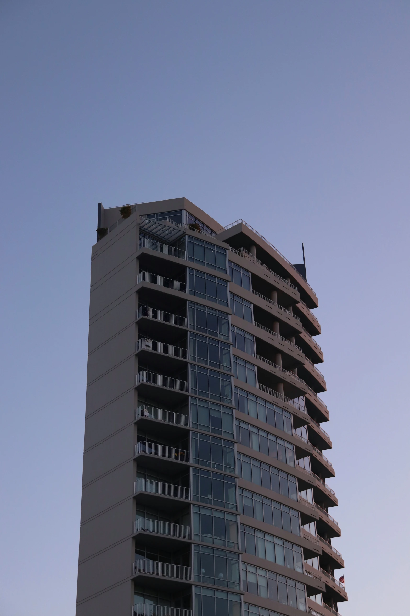 the corner of a building that has several stories