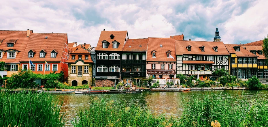 a row of houses that are on a river