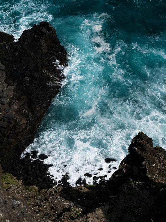 waves crashing on the rocks that surround the ocean