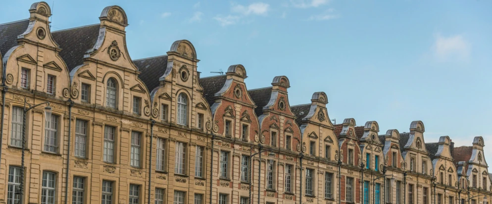 the corner of a row of large buildings with windows