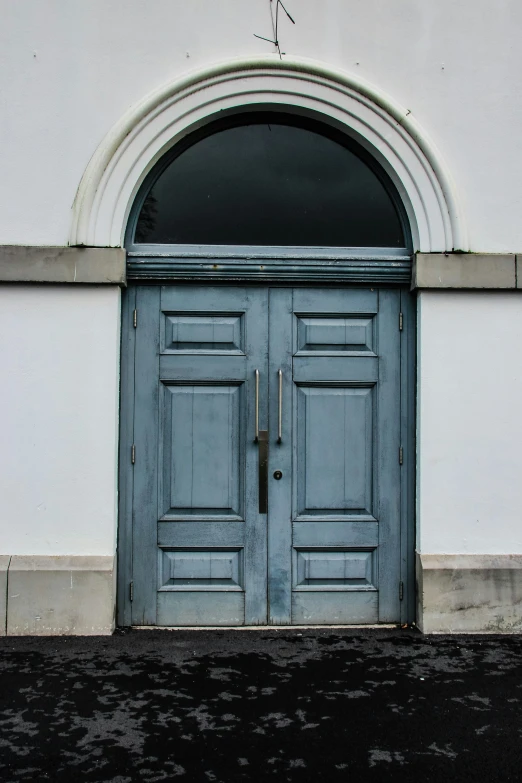 an old wooden door is on the side of an building