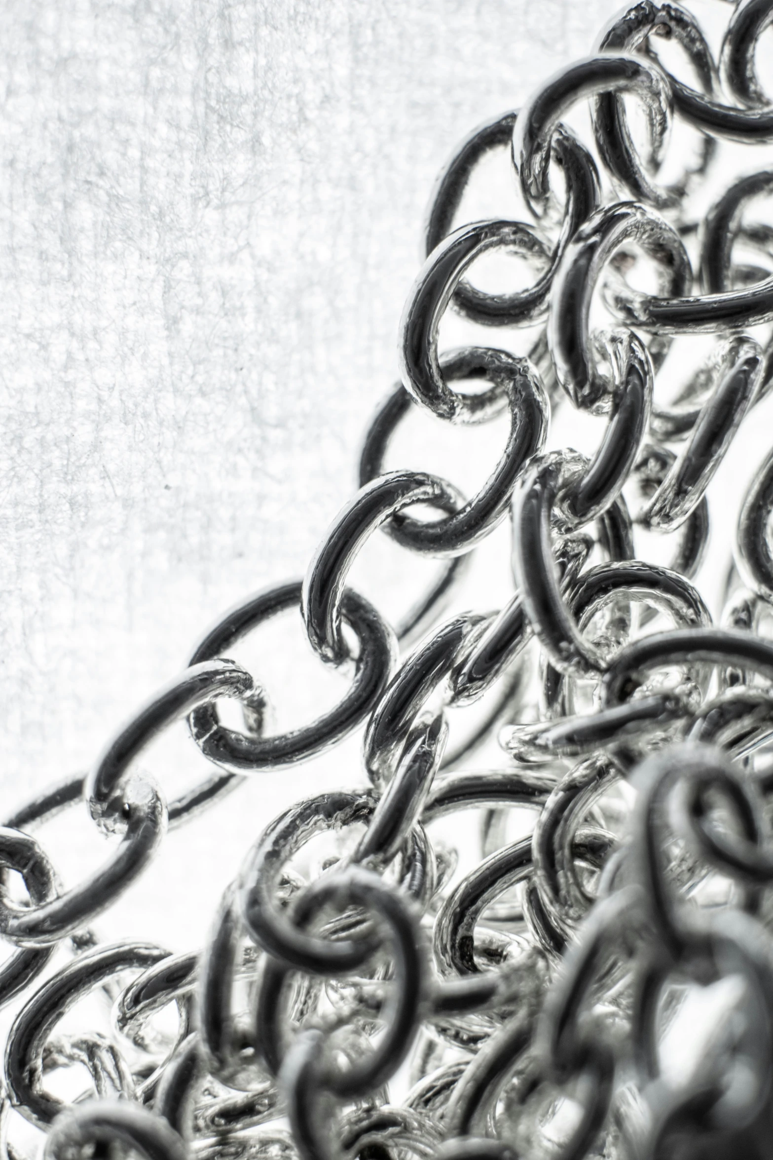 a close - up po shows the center of chains