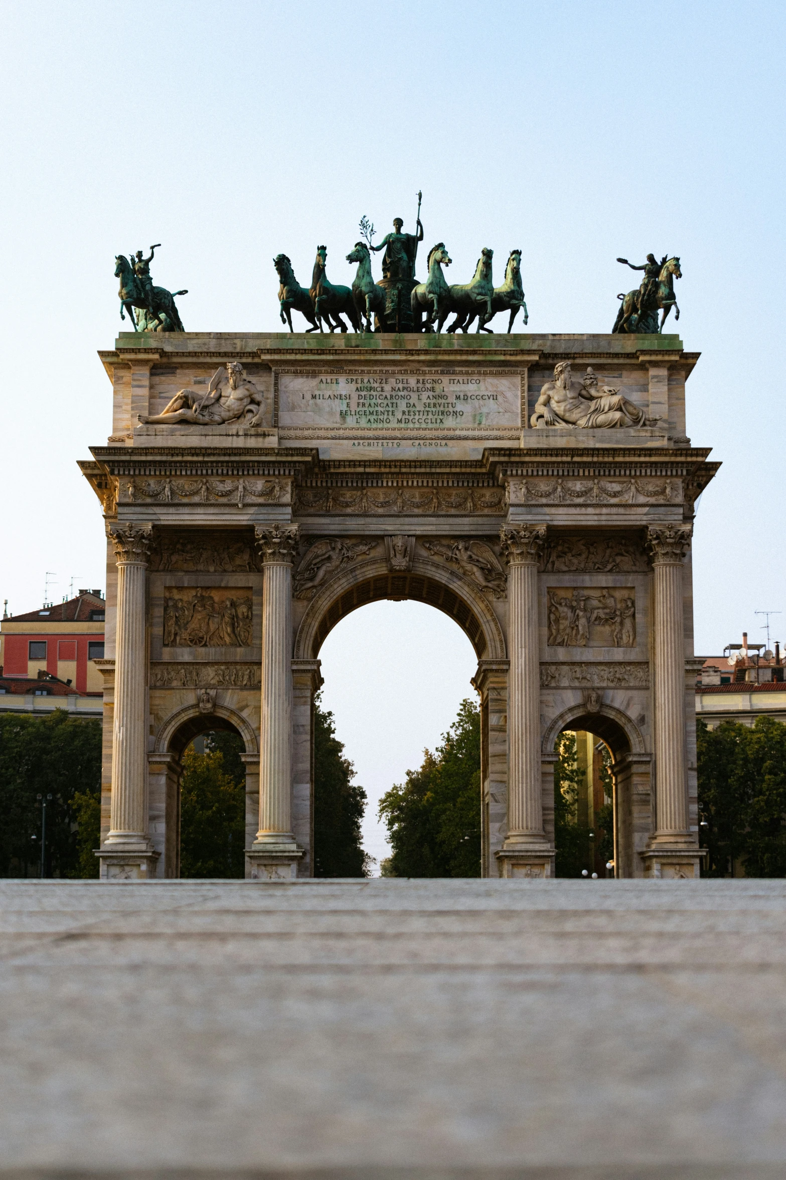 there is a monument that has statues on top