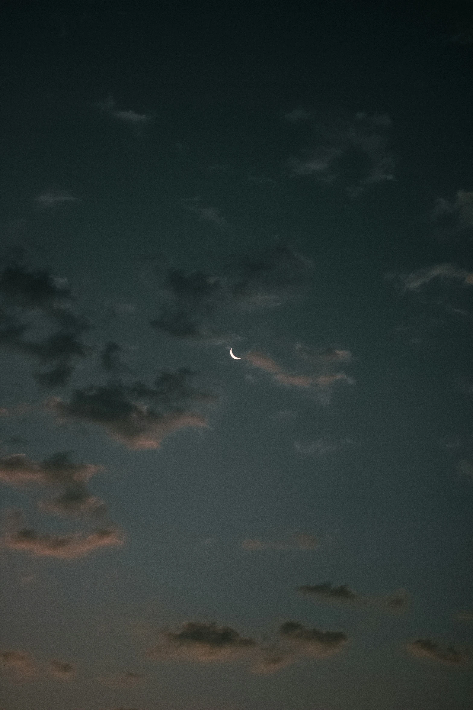 the sky with clouds is shown at night