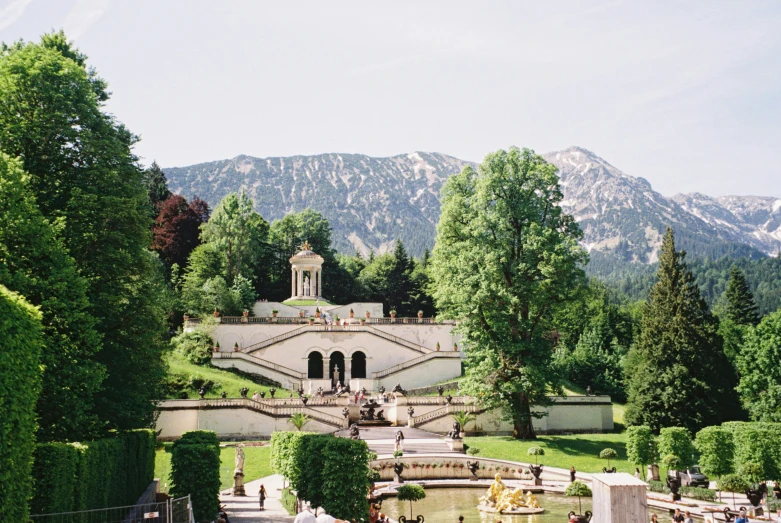 there are many people in this garden sitting on a park