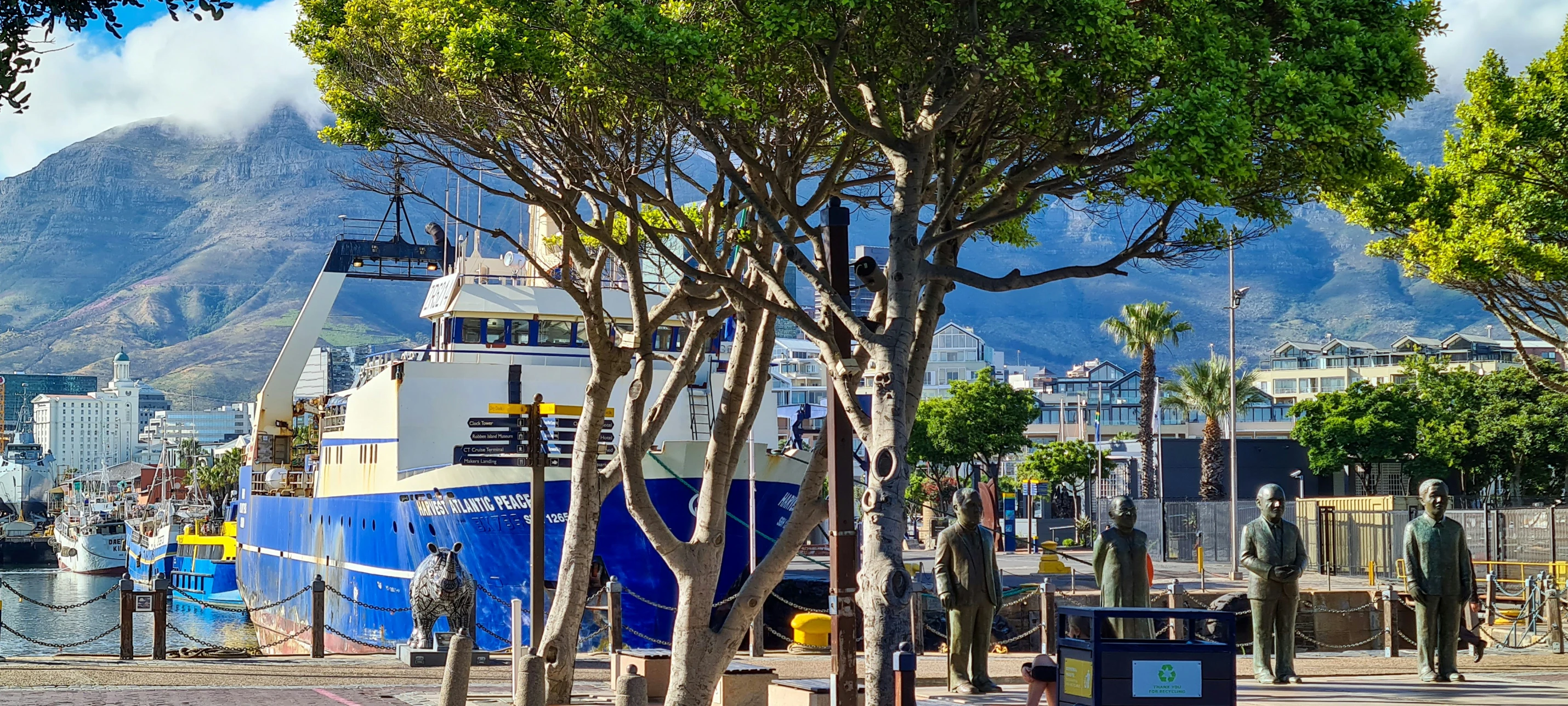 the boat is in the harbor by the mountain