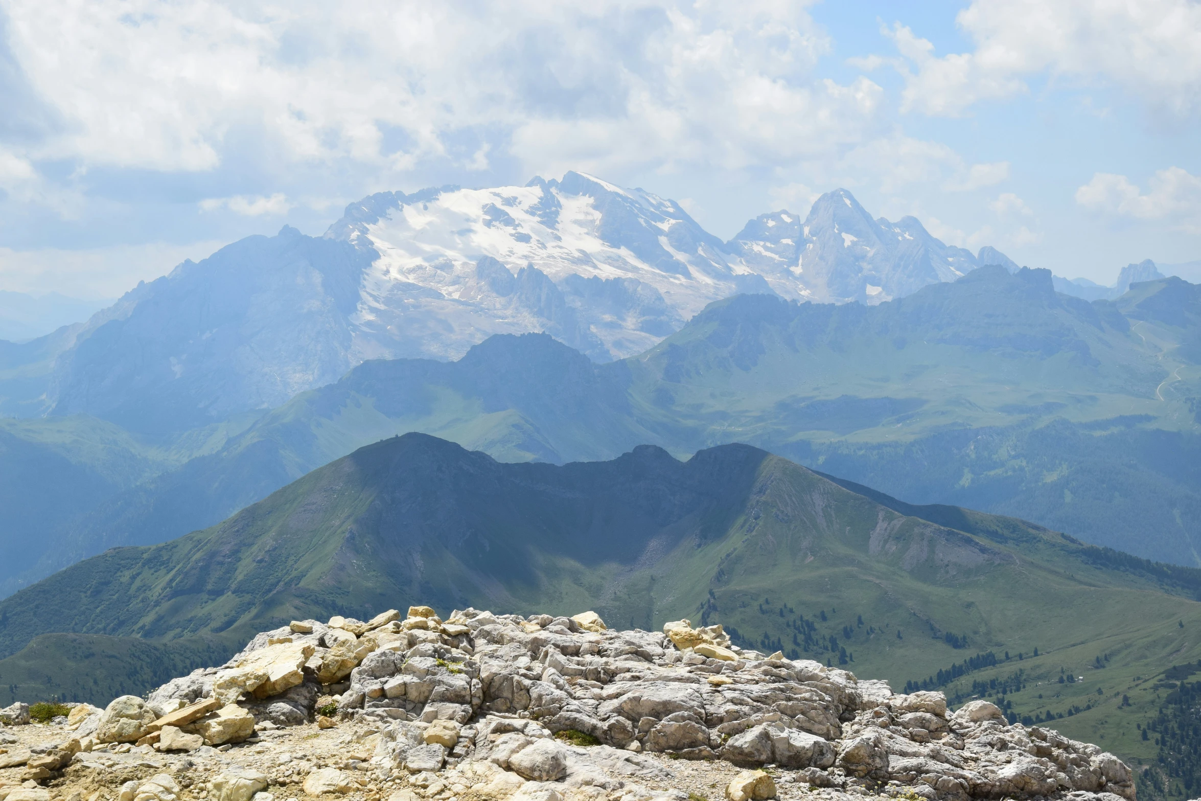 a bunch of rocks are by a mountain side