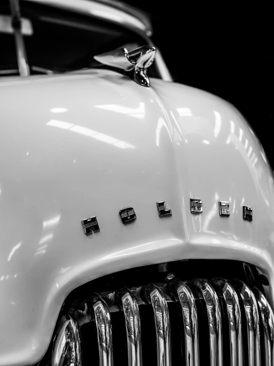 the front end of an old vintage white car