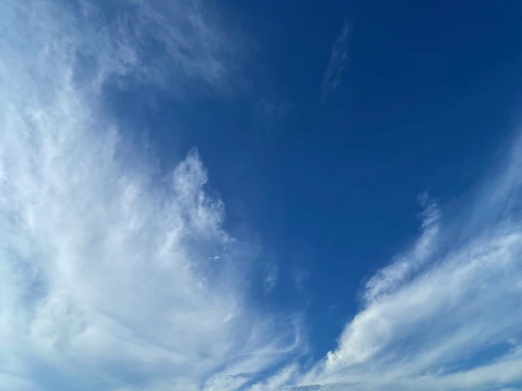 a lone kite flying in the air over a beach