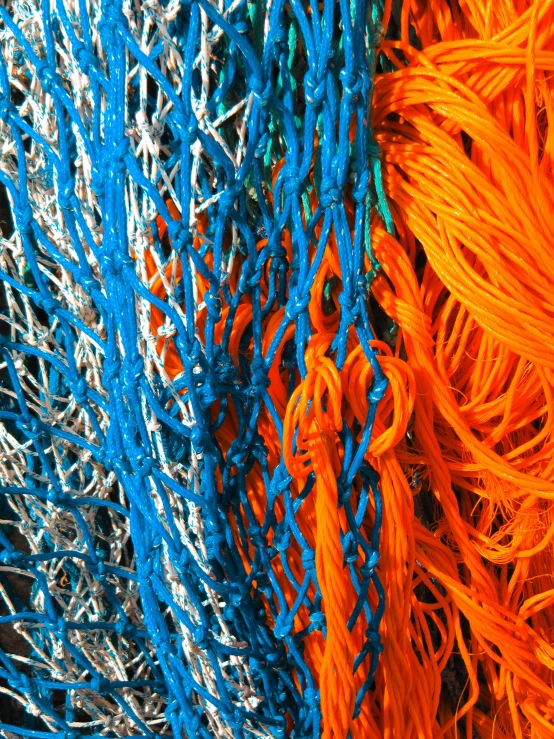 orange and blue strings are lined up together