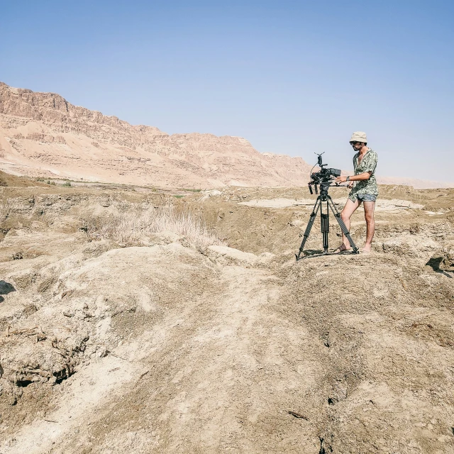 a person is standing in the desert and looking at soing