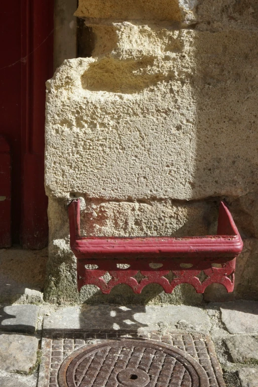 an empty bench in the courtyard of a building