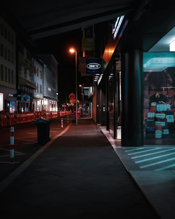 a very dark street with no people in it