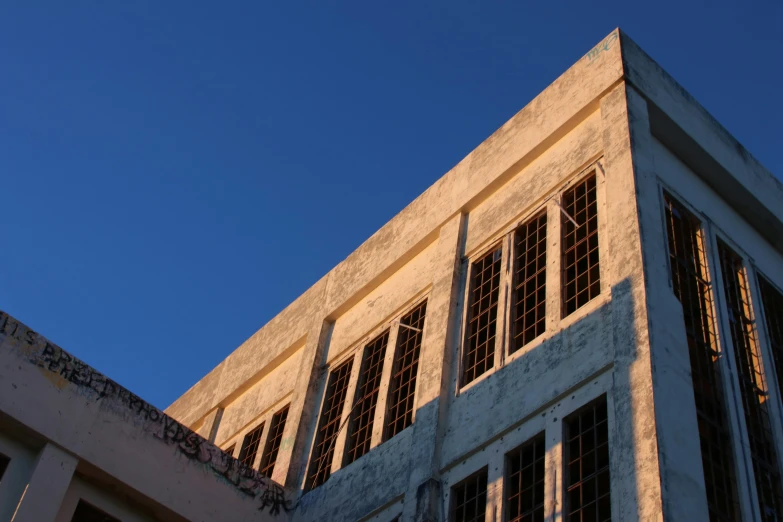 the windows on top of a building are shown against a blue sky
