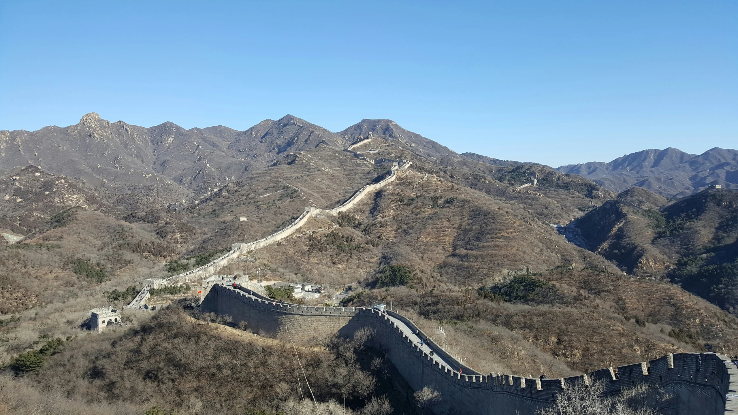 the great wall of china is pictured in this picture