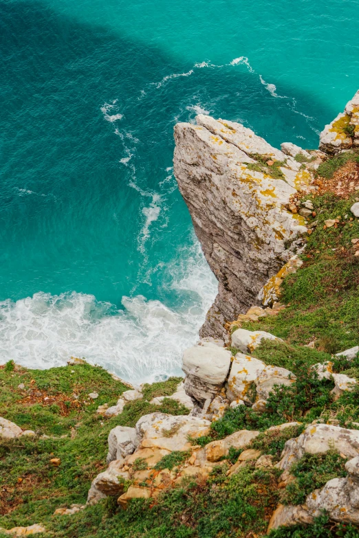 the cliff has an ocean in the background