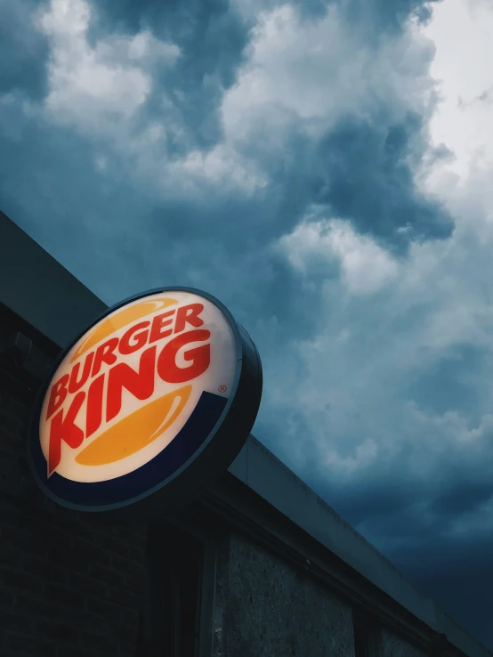 a burger king restaurant sign on top of a building