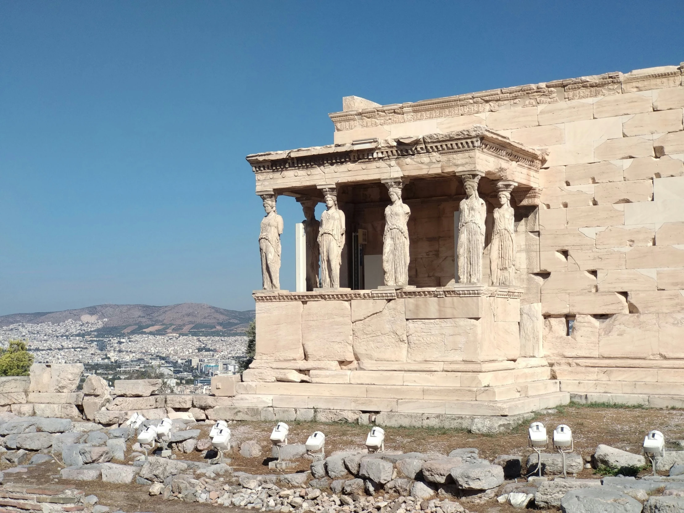 an image of a building with some columns in it