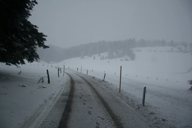 the snow has turned very heavy with the road to the left