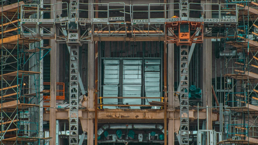 many metal pipes are running along a building