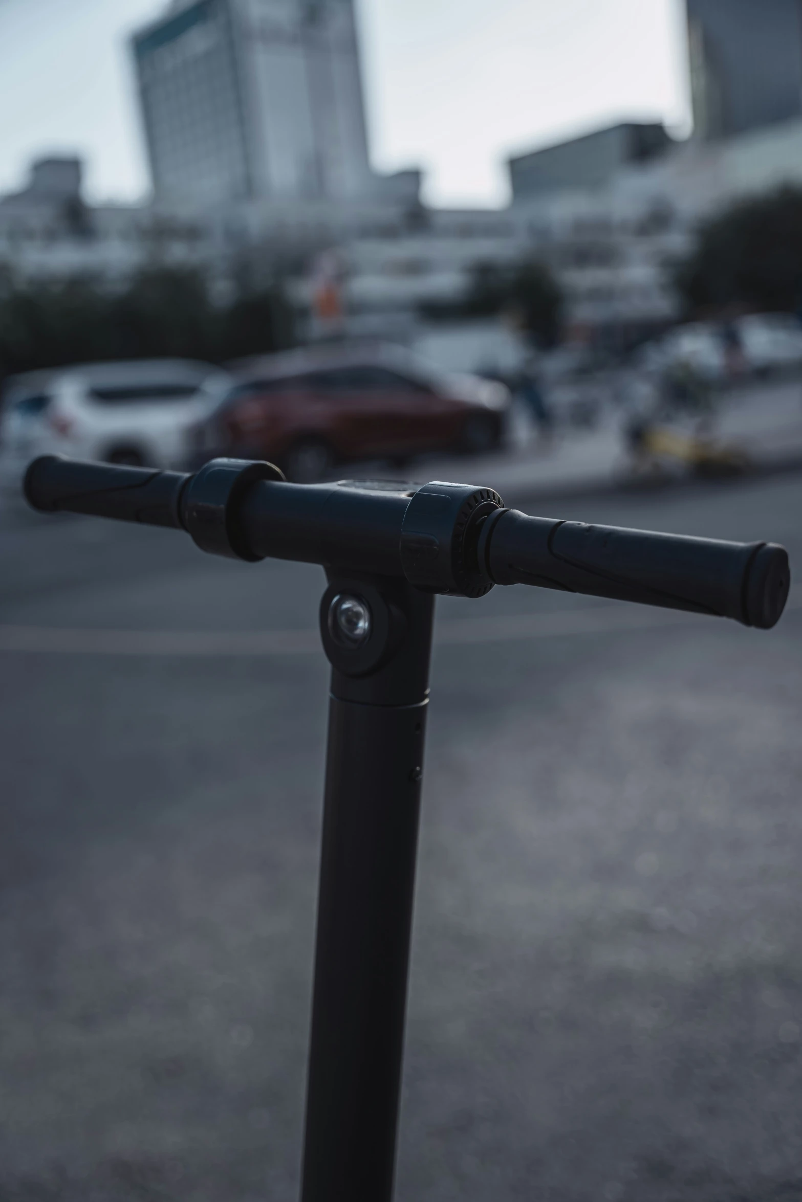 this is a po of a closeup of a bicycle handlebar