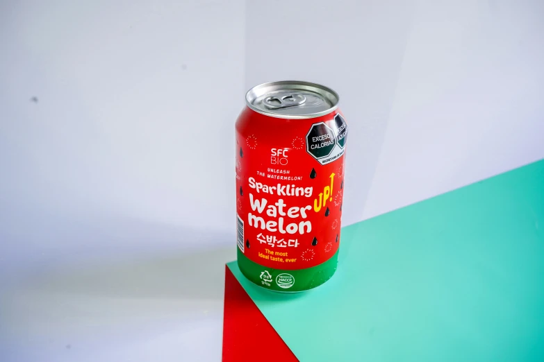 an upside down soda can is shown in this image
