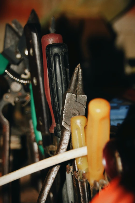 a bunch of scissors that are sitting on some kind of wire