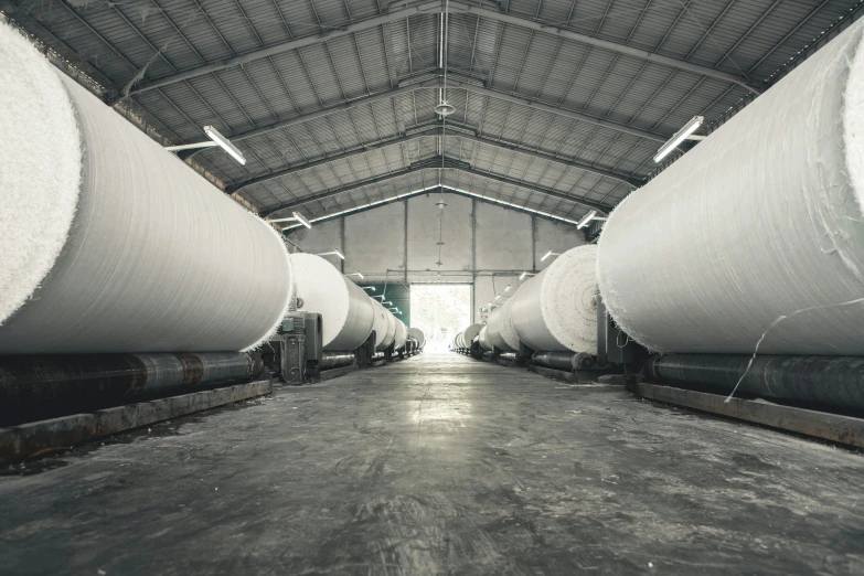 the large room is filled with several large oil tanks