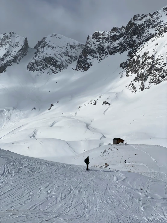 an image of snow on the side of a mountain